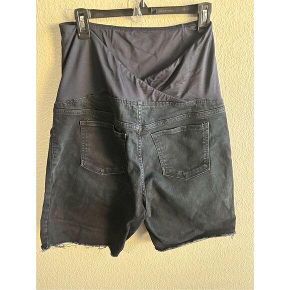 ❤️Ingrid & Isabel Maternity Bermuda Shorts - Picture 2 of 4